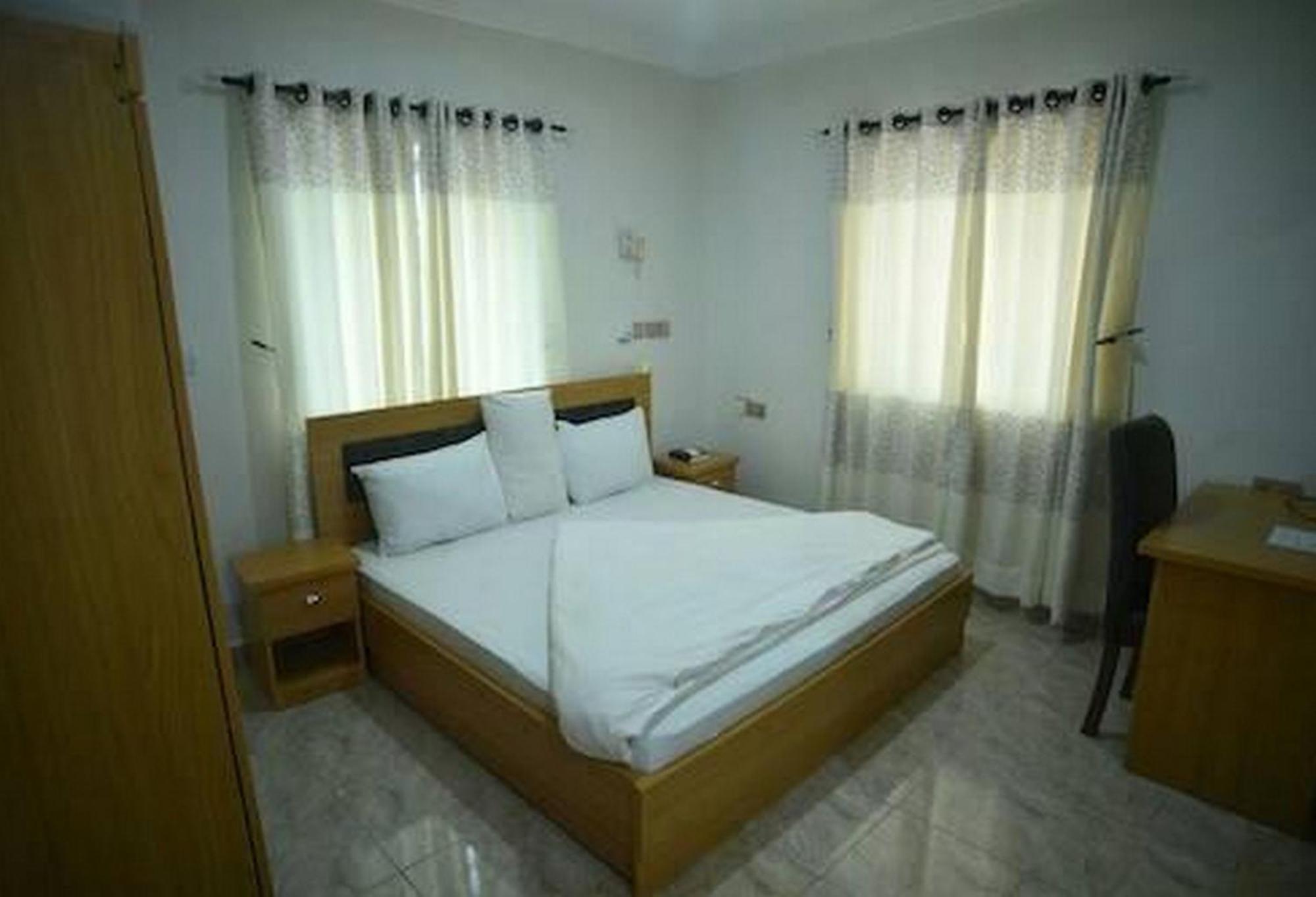 Room In Lodge - Seth Hotel Asaba Esterno foto